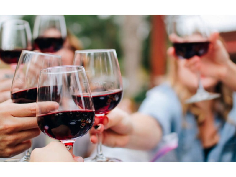 El consumo de vino en España vuelve a superar, más de un año después, los 10 millones de hectolitros